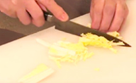 白菜は縦に５センチ長さに切ってかまぼこ共にマッチ棒にカット、生姜は太め千切り。