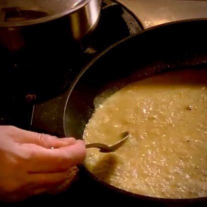 少量のオイルを鍋にしきココナツミルクと水をいれ沸騰したら、その他の調味料を入れ煮詰めていきます。