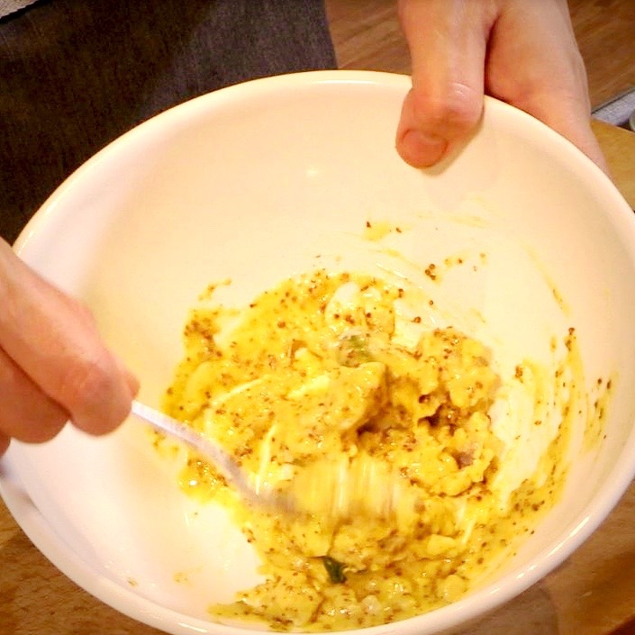 ボールににんにく、卵黄をいれ、少量ずつオリーブオイルを入れ乳化させ、ソースを作る。マスタードとガラムマサラをいれた後、里芋を加えて混ぜる
