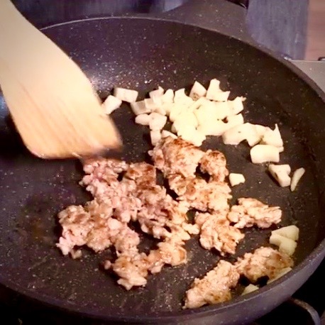 フライパンに米油をしき、豚挽き肉と蓮根を炒める。